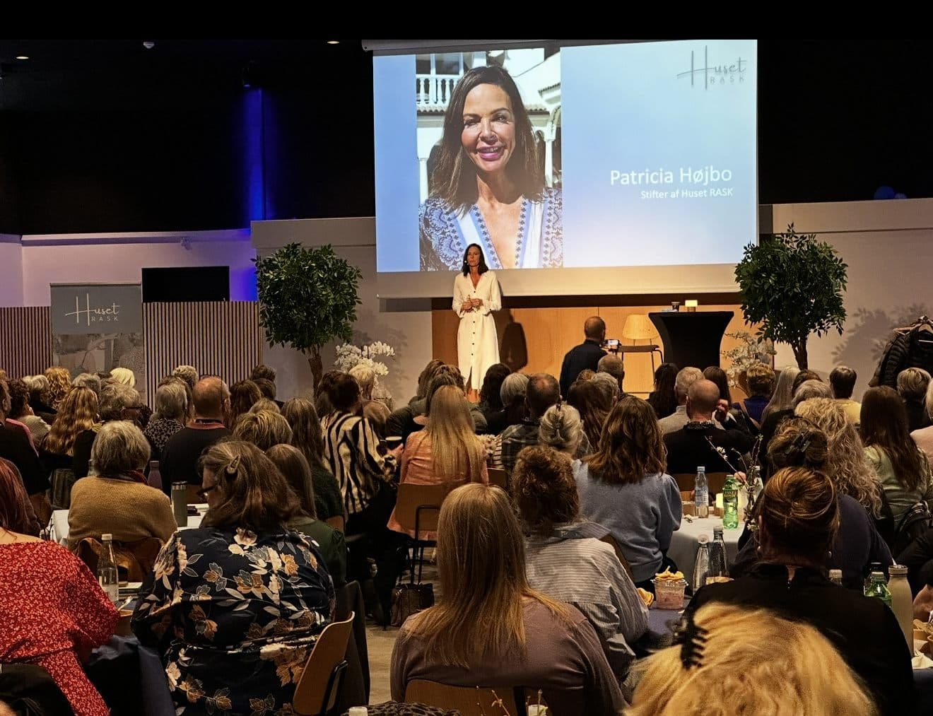 Patricia Højbo holder foredrag for en fyldt sal i Huset RASK